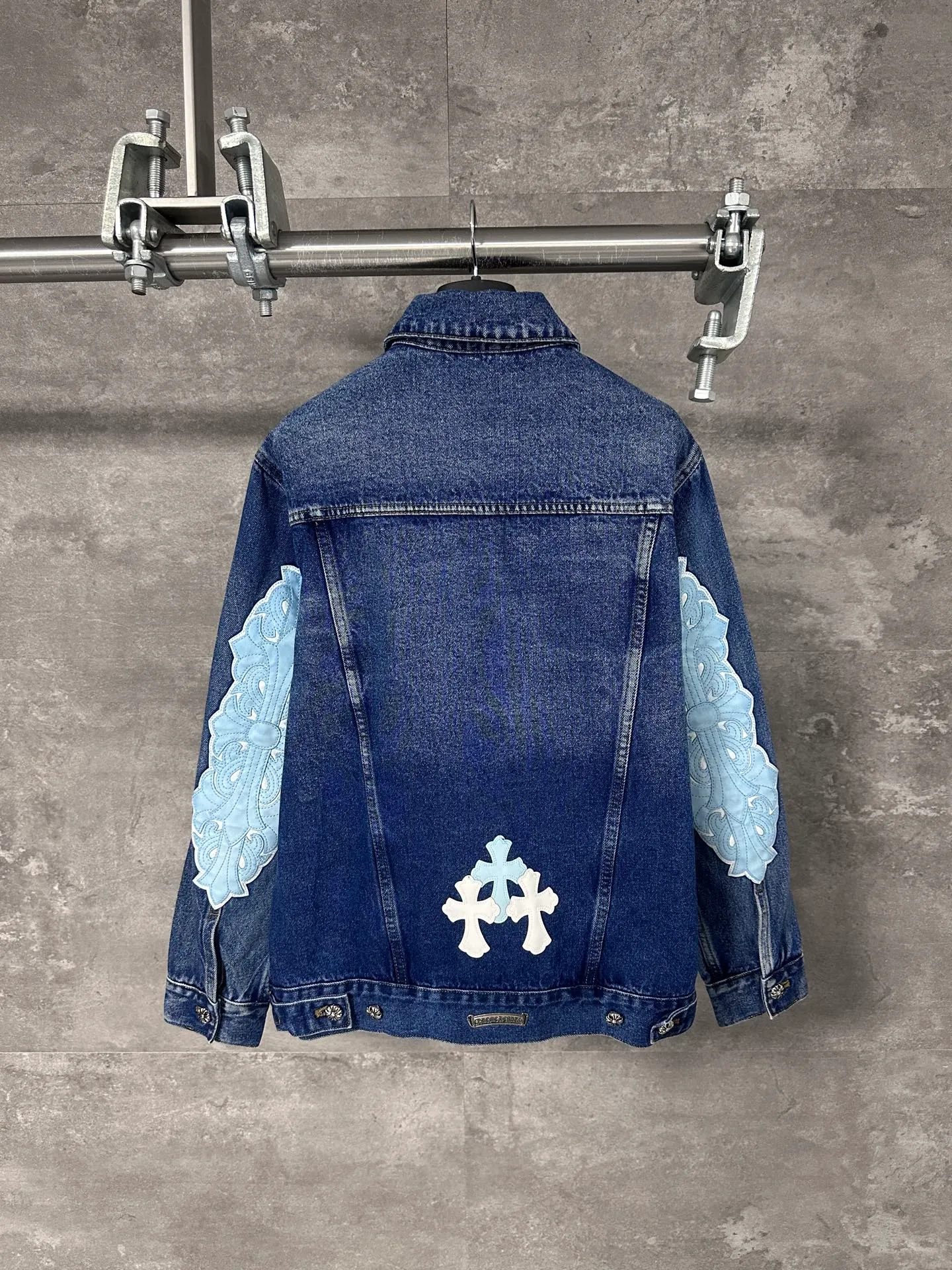 P720 💰 CHrome Hearte cross patchwork leather denim jacket size: S M L Design details: the visual fantasy of Gothic symbols, the multi-dimensional expression of the cross totem: the red and white contrasting cross patches are staggered on the chest and back, making the brand more recognizable; the hollow cross pattern leather splicing on the sleeves combines the mystery of religious symbols with the punk-style deconstructed design. Every detail tells the dark aesthetics of Crowe's heart. Retro distressing with denim texture: Selected denim fabrics are treated with distressing techniques to show natural fading and texture, which not only retains the retro accent of denim items, but also adds a casual sense to the overall look. The ingenuity of hardware and tailoring: The metal buttons and hardware all have Croxin's iconic pattern, which shines exquisitely under the refraction of light; the neat tailoring of the classic denim jacket is suitable for a variety of wearing scenarios, and can create a strong personal style whether it is layered or worn alone. Croxin's denim jacket is not only a piece of clothing, but also a style badge that highlights unique aesthetics and rebellious attitude. For those who pursue individuality, they can leave their own hardcore mark in the fashion field.